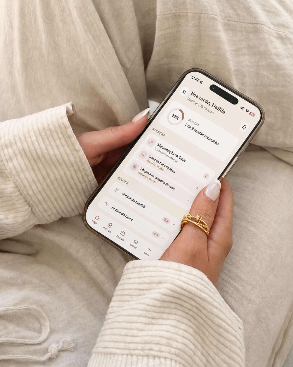 Celular na mão, gerenciando o Home Planny de qualquer lugar